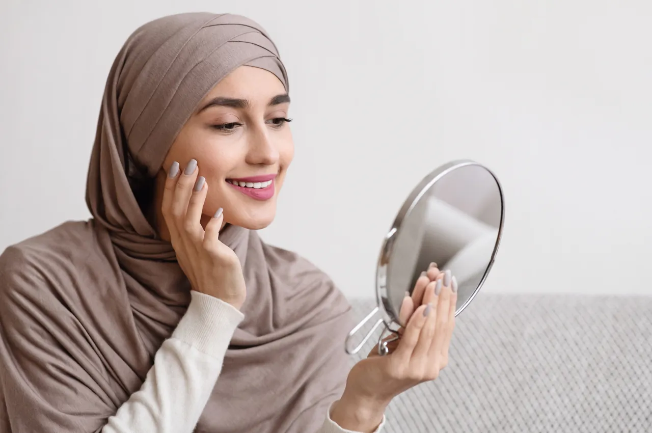 روتين العناية بالبشرة للمرأة السعودية العاملة | دليل شامل 2025 1 روتين العناية بالبشرة